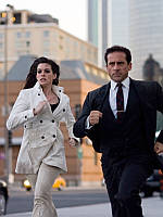 Agent 99 (Anne Hathaway) and Maxwell Smart (Steve Carell) running